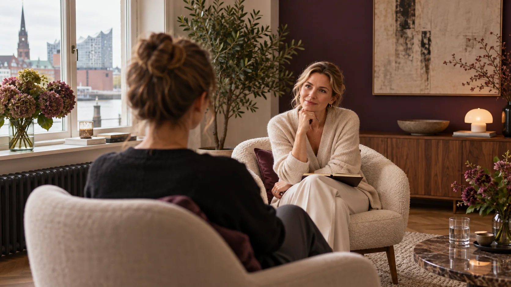 Coaching-Gespräch in ruhiger Arbeitsatmosphäre
